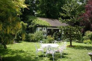 a table and chairs in the yard of a house at West Lodge Hotel in Aylesbury