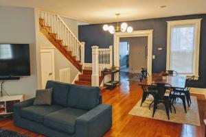 een woonkamer met een bank en een tafel bij President's Residence in Washington