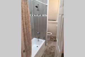 een badkamer met een douche, een bad en een toilet bij President's Residence in Washington +12 foto's