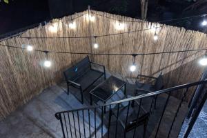 een tafel en stoelen voor een hek met verlichting bij President's Residence in Washington