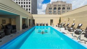 בריכת השחייה שנמצאת ב-InterContinental New Orleans, an IHG Hotel או באזור
