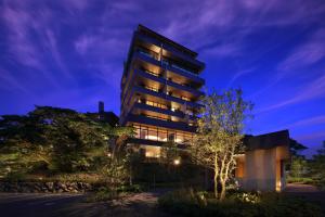 The Shinra في تاتياما: مبنى مكتب في الليل مع أضواء
