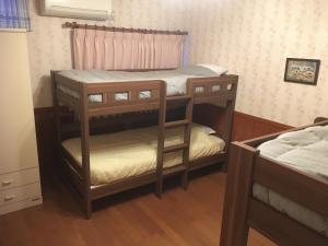 two bunk beds in a room with at Guesthouse UNILA in Hakusan