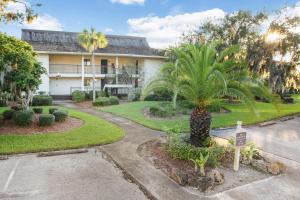 a palm tree in front of a house at Saddlebrook Amazing View & Spacious 2 bed/2bath in Wesley Chapel