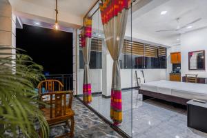 Un dormitorio con una cama y una pared de cristal. en Maple Place, en Unawatuna