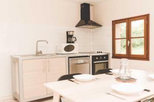 Η κουζίνα ή μικρή κουζίνα στο Moncontour 3p 4/6pers Gite