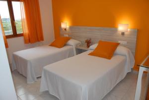 Кровать или кровати в номере Hotel Playa de las Catedrales