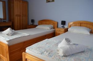 1 dormitorio con 2 camas y toallas. en Hotel Kramus en Ruse