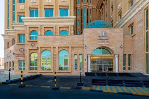 budynek na ulicy przed budynkiem w obiekcie Al Diyafa Furnished Suites w mieście Doha