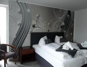 מיטה או מיטות בחדר ב-Lieth-Hotel-Grünreich