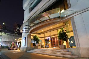 un edificio con scale di fronte ad esso di notte di Le Siam Hotel by PCL a Bangkok