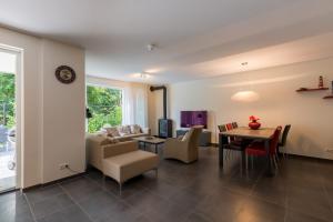 a living room with a couch and a table at Appartement - Kaapduinseweg 13 Dishoek 13H Luxe 6 personen in Koudekerke