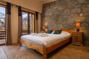 Кровать или кровати в номере Chalet Glacier - Happy Rentals