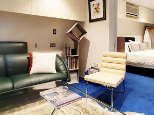sala de estar con sofá y cama en Luxe Executive Suite with breakfast and snacks in Paddington near Rushcutters Bay, Darlinghurst, St Vincents en Sídney