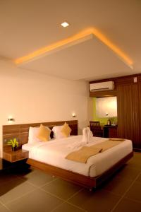 Llit o llits en una habitació de Silver Storm Resort Athirappilly