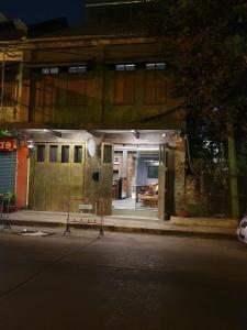 dom z otwartymi drzwiami na ulicy w obiekcie Baan Wualamphong บ้านวัวลำพอง w mieście Bangkok