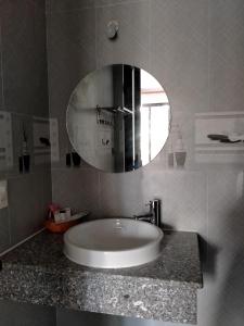 y baño con lavabo y espejo. en Kim Lien Phu Quoc Guesthouse, en Phu Quoc