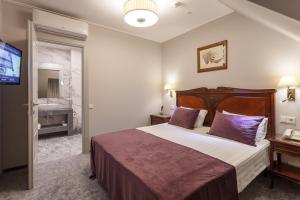 een hotelkamer met een bed en een televisie bij Medea Hotel in Moskou