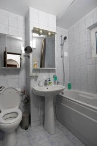 Bilik mandi di White Glamour