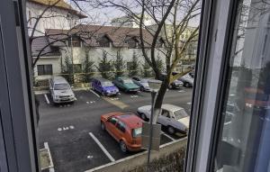 - une vue sur un parking avec des voitures dans l'établissement White Glamour, à Buzău