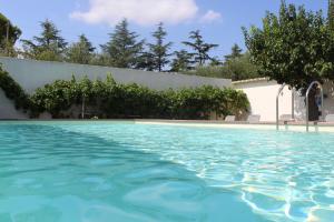 een zwembad met blauw water voor een gebouw bij B&B Puglia Vista Mare in Impalata