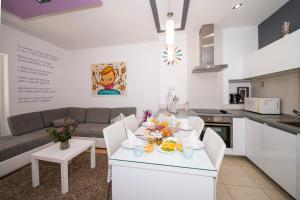 una sala de estar con sofá y mesa con comida. en Family & pet friendly apartment Martina, en Promajna