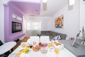 Jedlo v apartmáne alebo blízkom okolí + 13 fotografií