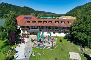 una vista aérea de un edificio de posada en las montañas en Zum Edlhof, en Obernzell