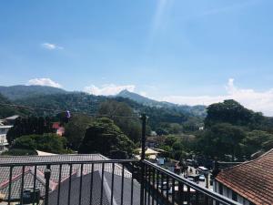 vistas a una ciudad con montañas en el fondo en View City Point en Kandy