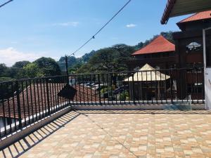 uma cerca preta em frente a um edifício em View City Point em Kandy