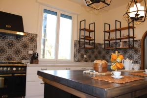 Η κουζίνα ή μικρή κουζίνα στο Villa La Casa Bianca