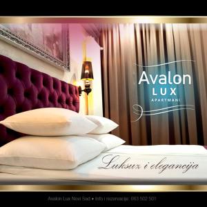 1 dormitorio con 1 cama con cabecero rojo y almohadas en Avalon Lux Studio Apartment, en Novi Sad
