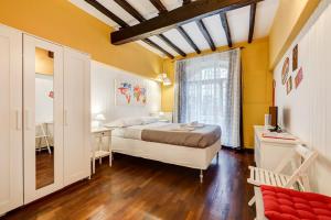 ローマにあるTrastevere Suiteのベッドルーム1室(ベッド1台、デスク、窓付)