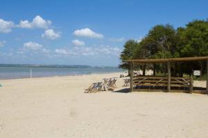 een groep stoelen op een strand bij Une Pause Chez Julien, appartement lumineux et idéalement situé! in Honfleur