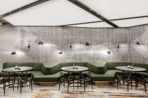 Ein Sitzbereich in der Unterkunft briig boutique hotel