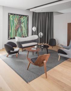 ein Wohnzimmer mit Stühlen, einem Sofa und Tischen in der Unterkunft briig boutique hotel in Split