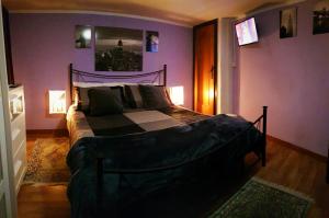 a bedroom with a bed in a purple room at Dream 117 in Catania