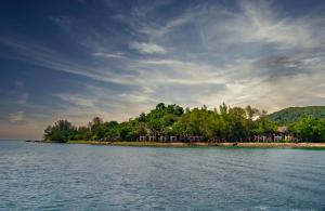 une île au milieu d'une masse d'eau dans l'établissement Rebak Island Resort & Marina, Langkawi, à Pantai Cenang