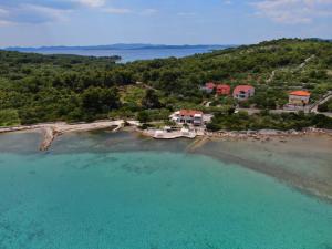 una vista aerea di un resort su una spiaggia di Apartmani Sandra i Davor Lonic a Kukljica (Cuclizza)