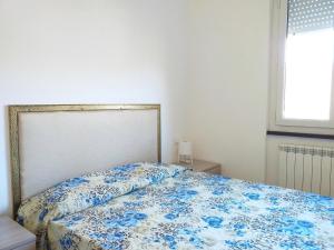 una camera con un letto e un piumone blu e bianco di Casa Lore by Holiday World a Rapallo