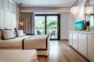 een hotelkamer met 2 bedden en een balkon bij Mitsis Selection Alila in Faliraki