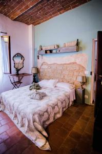 1 dormitorio con 1 cama grande en una habitación en Tenuta San Rocco, en Conzano