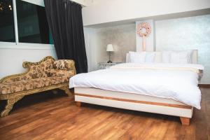 una camera con un grande letto e un divano di See&Sun a Ashdod