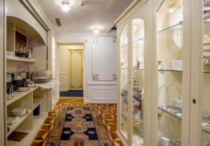 Pokój ze szklanymi drzwiami i dywanem na podłodze w obiekcie EGO' Boutique Hotel - The Silk Road w Wenecji +37 zdjęć