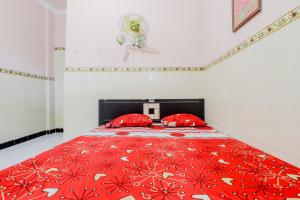 Losmen Panorama في بانتول: غرفة نوم بسرير احمر مع مخدات حمراء