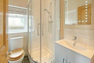 un bagno con doccia, WC e lavandino di Thornton Farm Cottages a Berwick-Upon-Tweed Altre 18 foto