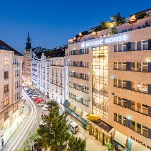 Blick auf eine Stadtstraße mit Gebäuden in der Unterkunft MOSAIC HOUSE Design Hotel in Prag