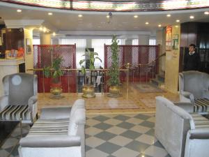 eine Lobby eines Hotels mit Stühlen und Pflanzen in der Unterkunft Avlonya Hotel in Istanbul