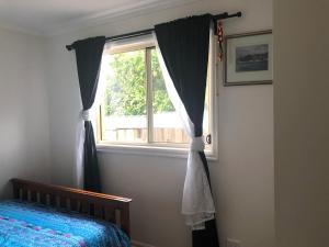 um quarto com uma cama e uma janela em Charlie sweet home at Mornington Peninsula em Mount Martha