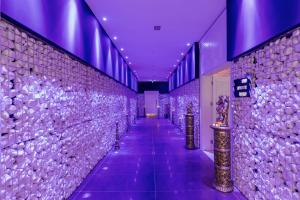 un pasillo de un edificio con luces moradas en las paredes en Sirius Deluxe Hotel, en Alanya